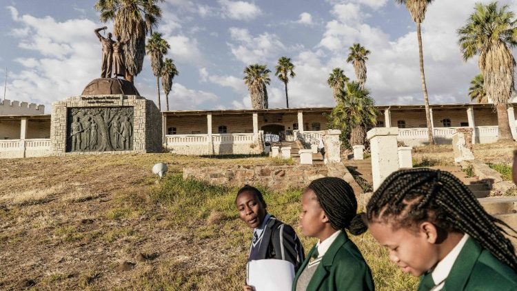 Намибийски ученици пред мемориала на жертвите на геноцида извършен от германските войски.