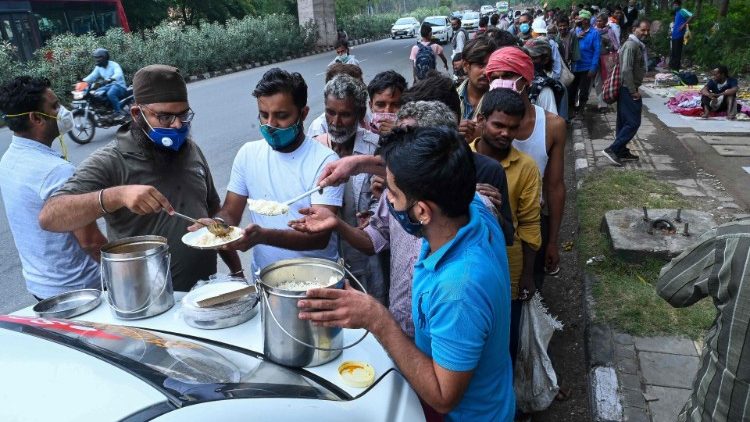 Раздаване на храна за хората без работа поради Covid, Индия, 20 май 2021