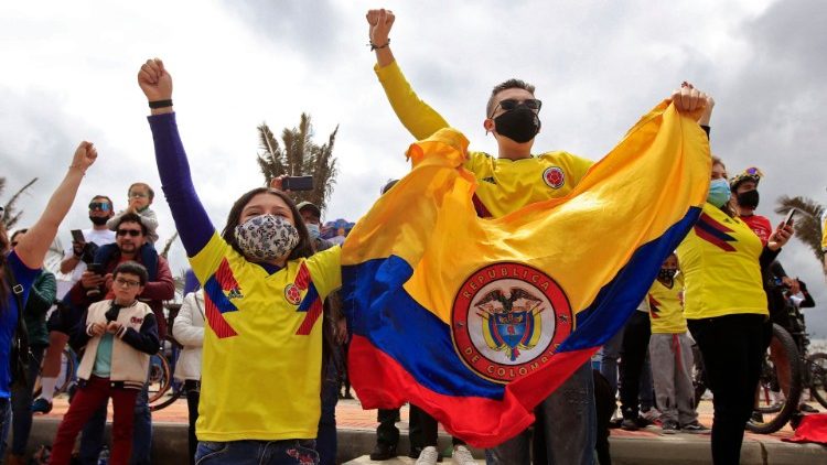 Colombianos celebrando la vistoria de Egan Bernal.