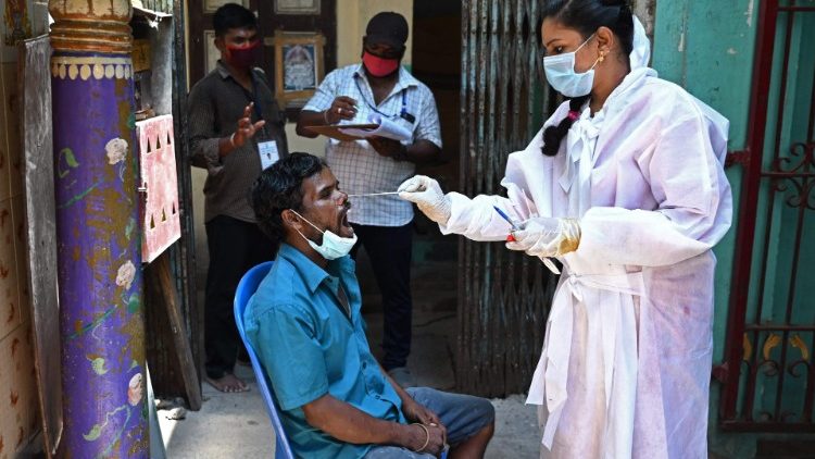 चेन्नई में कोविद संक्रमण की जाँच कराते हुए