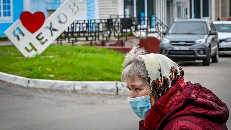 Ältere Frau mit Gesichtsmaske in einer russischen Stadt
