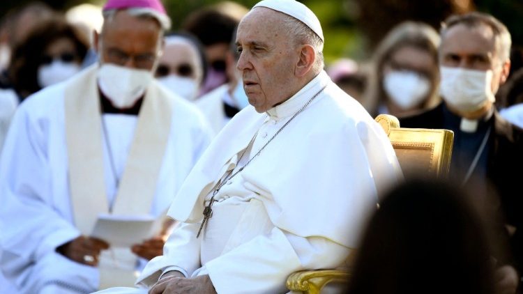 Il Papa durante la recita del Rosario nei Giardini Vaticani