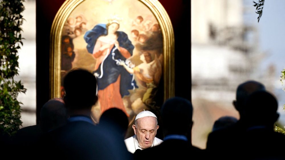 Papa Francesco prega nei Giardini Vaticani per la fine della pandemia