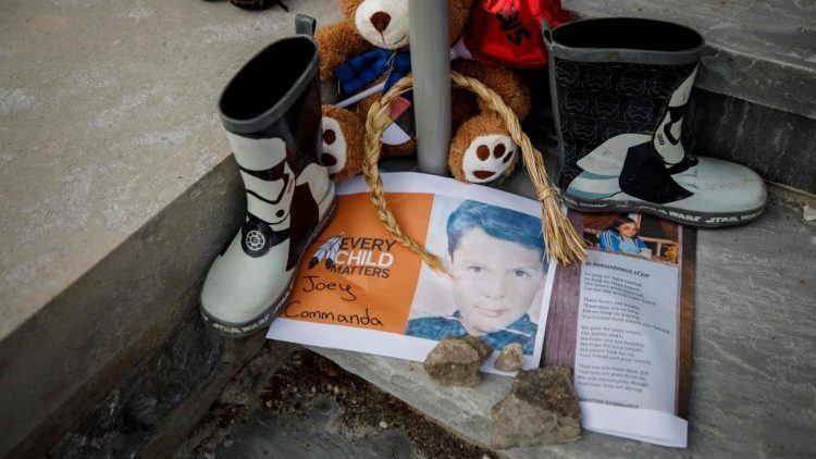 Uma foto de Joey Commanda, um menino que morreu enquanto fugia de um colégio residencial, fica a um minuto