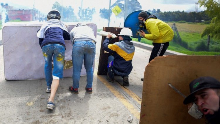 Protestas sociales en las calles de Colombia a causa de la reforma tributaria del Gobierno.
