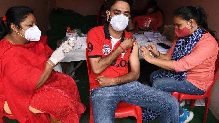 Auch in Indien wird mit Impfstoffen geimpft, die über die COVAX-Initiative eintrafen