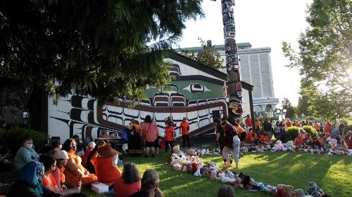 Canadá. Hallan restos de 215 niños indígenas. Obispos: sacar a la luz la verdad