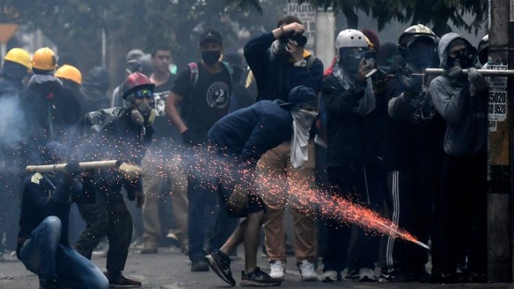Colombia, Medellin, scontri tra manifestanti e polizia durante le proteste 