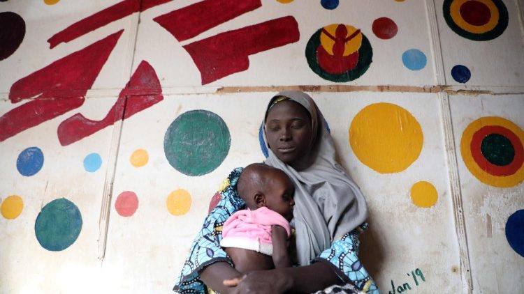 Patientin mit Kind in einer Krankenstation in Anka, bei Gusau (Nigeria)