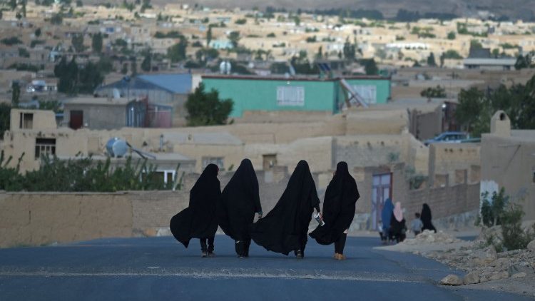Afghanistan: una strada a Ghazni