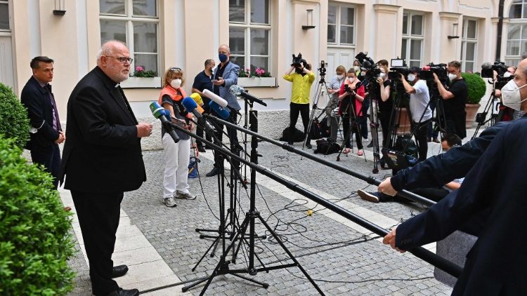 Kardinal Marx, Erzbischof von München und Freising, hatte dem Papst im Zug der Missbrauchsaufarbeitung seinen Rücktritt angeboten - der abgelehnt wurde. Hier die Pressekonferenz nach Bekanntgabe der Entscheidung. Foto vom 4.6.2021