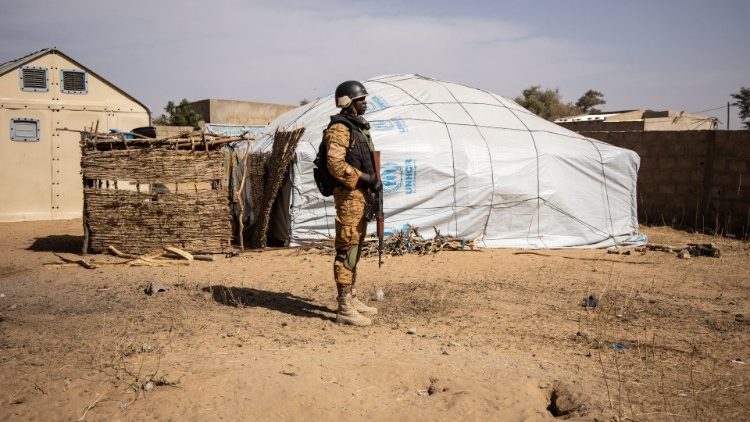 Ein Soldat steht an einem Camp für Binnenvertriebene in Burkina Faso Wache (Archivfoto)