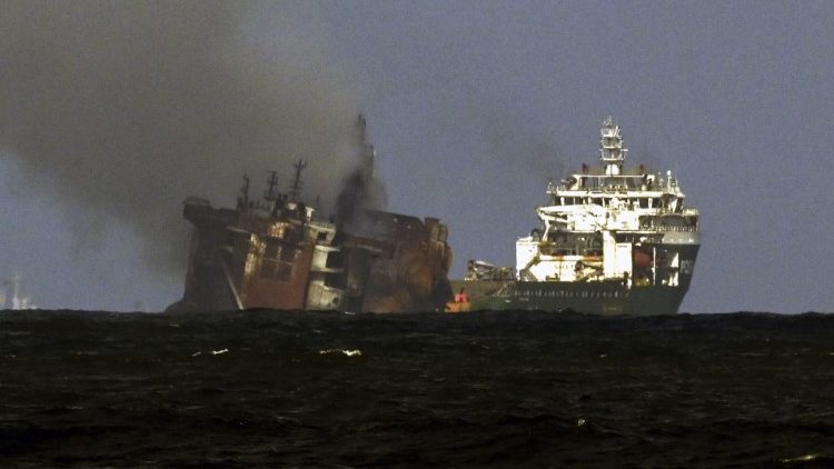श्रीलंका के पश्चिमी तट से दूर 20 मई से जलता हुआ खतरनाक सामग्रियों से लदा जहाज 