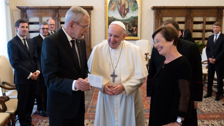 Doris Schmidauer, der Frau des österreichischen Bundespräsidenten Alexander Van der Bellen, traf Papst Franziskus 2021. Nun begleitet sie eine Frauendelegation in den Vatikan