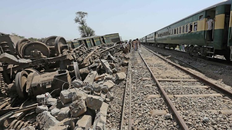 Il disastro ferroviario in Pakistan, con oltre 60 morti