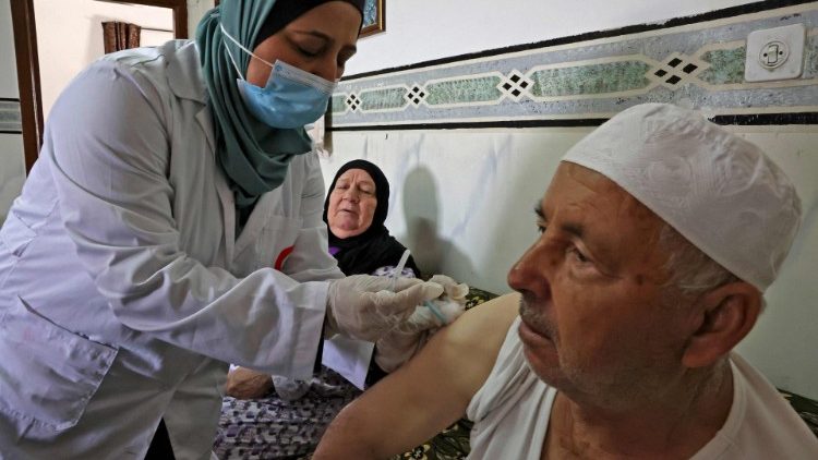 巴勒斯坦的一对老夫妇在接种疫苗