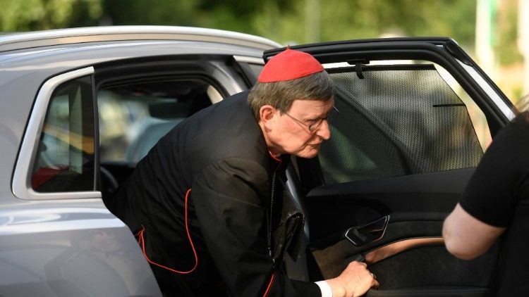 Kardinal Woelki, Erzbischof von Köln, steigt aus einem Wagenfonds