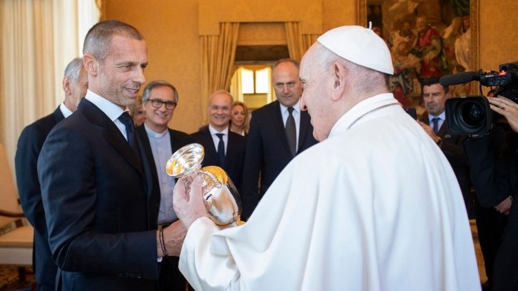 Archivbild: UEFA-Präsident Aleksander Cefrin (links) überreicht eine Kopie des EM-Pokals an den Papst bei der Audienz vom 10. Juni 2021 im Vatikan