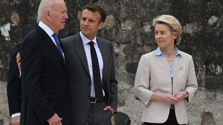 Американският президент Байдън, френският президент Макрон и Урсула фон дер Лайен на срещата Г-7.