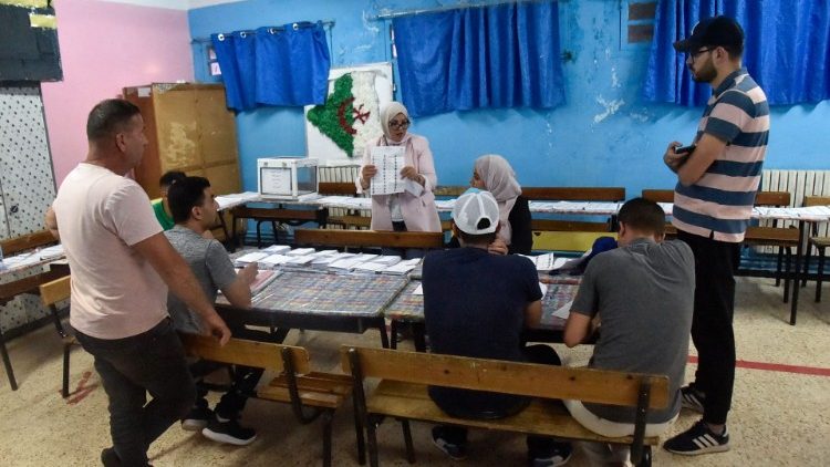 Conta dei voti in un seggio elettorale in Algeria