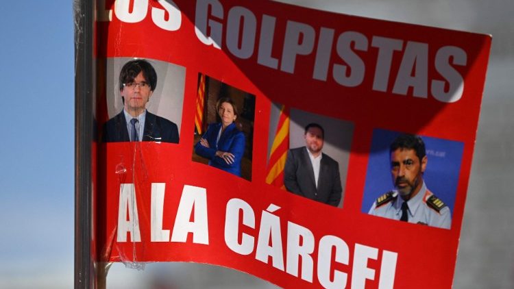 Dieses Plakat in Madrid fordert, dass die Separatisten ihre komplette Haftstrafe absitzen sollen