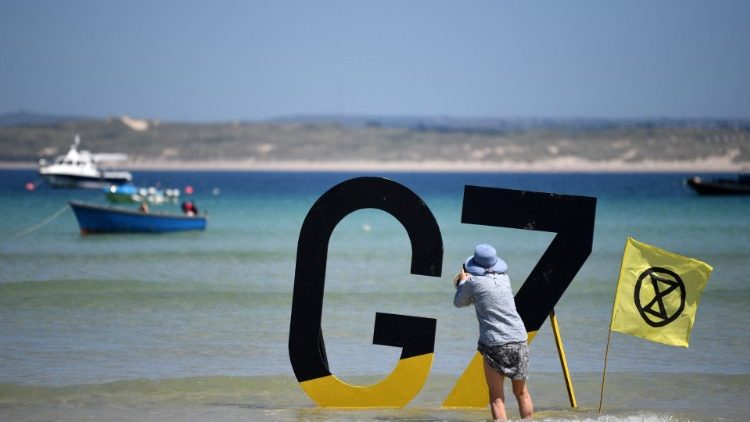 Ein G7-Zeichen am Strand von St. Ives in Cornwall