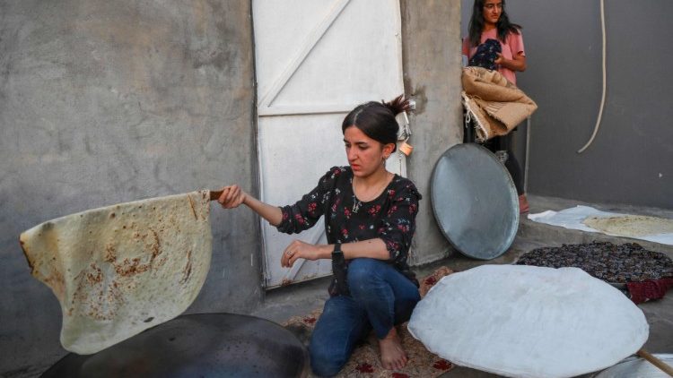 Kurdische Flüchtlinge backen Brot in einem Flüchtlingscamp