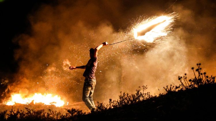 Lancio di proiettili incendiari da Gaza verso Israele