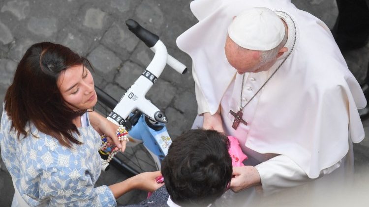 Il ciclista Egan Bernal dona la propria bicicletta al Papa