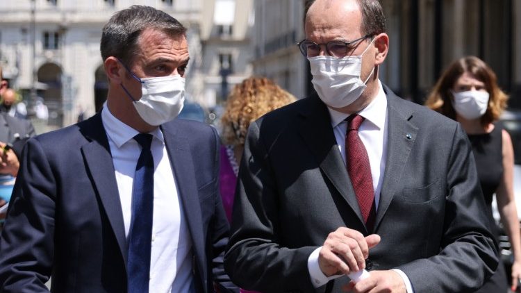 Le ministre français de la Santé Olivier Véran, ici aux côtés du Premier ministre Jean Castex, le 16 juin 2021 à Paris.