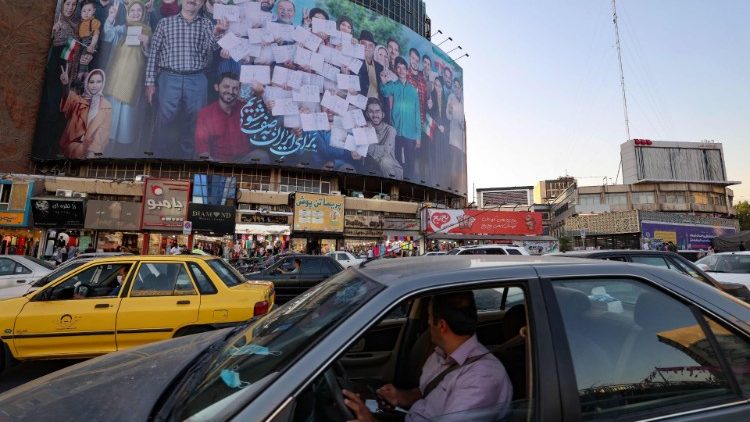 Pochi manifesti elettorali nella campagna elettorale in Iran