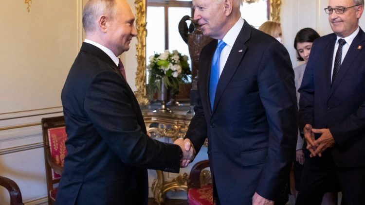 अमरीका के राष्ट्रपति जो बाइडन, रूस के राष्ट्रपति ब्लादिमीर पुतिन से मुलाकात करते हुए