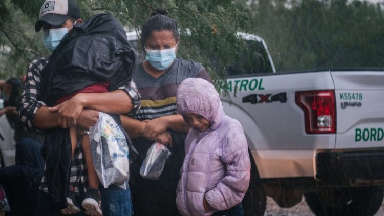Migrantes centroamericanos entran a los Estados Unidos desde México