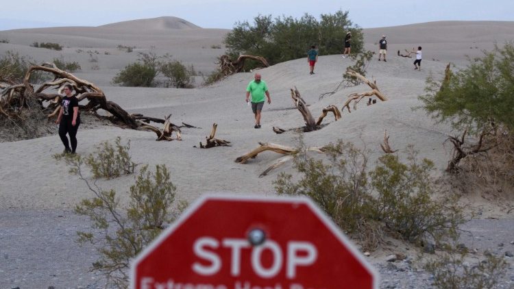 Табела в Death Valley в Калифорния, предупреждаваща за рекордно високи температури
