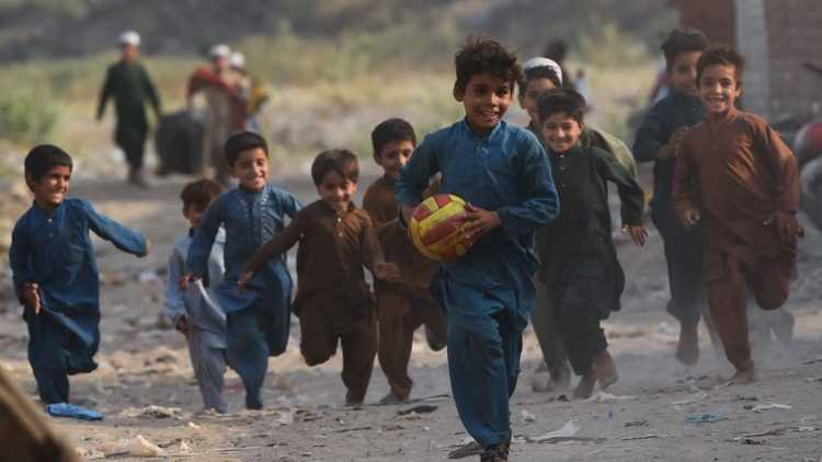 अफगनिस्तान के प्रवासी बच्चे