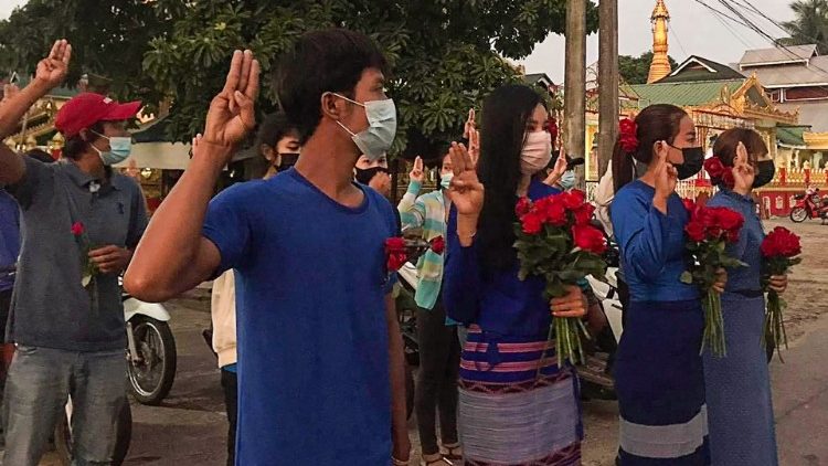 Manifestantes pacíficos contra el golpe militar del 19 de junio de 2021 en Dawei, capital de la región de Tanintharyi, en el sur de Birmania.  