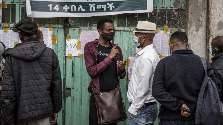 Warten auf erste Prognosen vor einem Wahllokal in Äthiopiens Hauptsadt Addis Abeba am 22. Juni 