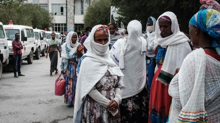 इथियोपिया के टाइग्रे क्षेत्र के एक असपताल के सामने खड़ी महिलाएँ
