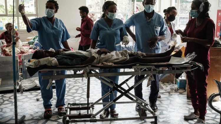 Alcuni feriti ricoverati all'ospedale di Mekele per il raid aereo al mercato di Togoga (AFP - 24 GIUGNO 2021)