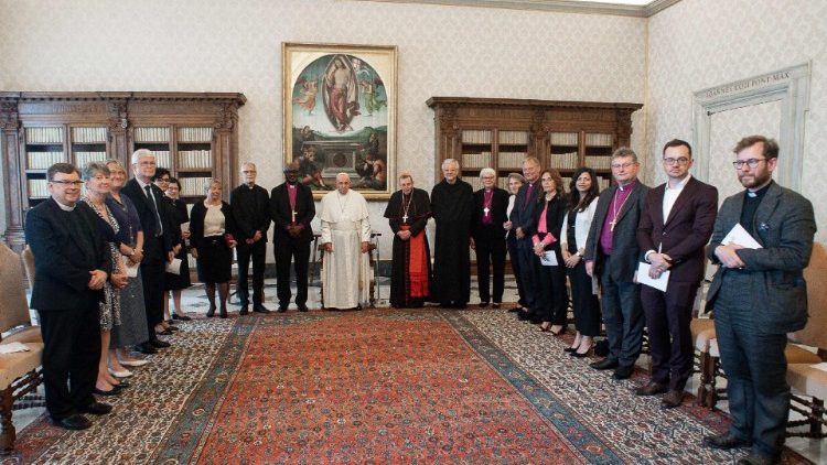 लूथरन प्रॉटेस्टेण्ट ख्रीस्तीयों के विश्व संघ के प्रतिनिधियों के साथ संत पापा फ्राँसिस