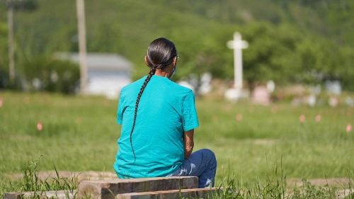 Kanadskí biskupi reagujú na objav 751 detských indiánskych hrobov