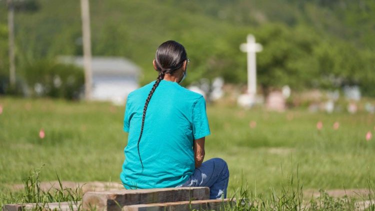 Muž modliaci sa na mieste, kde bolo objavených vyše 700 detských indiánskych hrobov