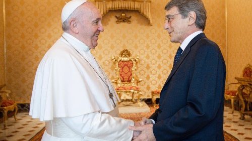 Entrevista a Sassoli: aliento del Papa para defender a los más débiles