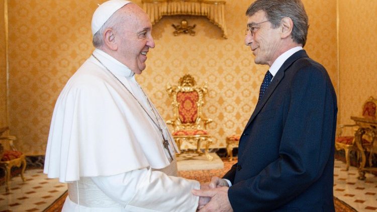 El Papa recibe en el Vaticano al presidente del Parlamento Europeo, David Sassoli.
