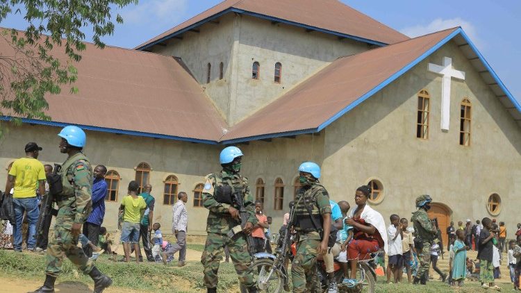 Les forces de l'ONU devant une l'église catholique de Beni, cible d'une attaque.