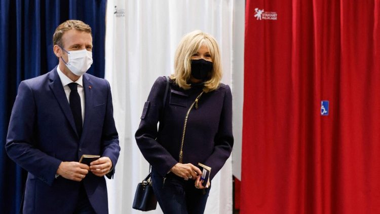 Il presidente Macron al seggio elettorale