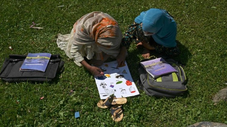 Estudiantes reciben clases al aire libre por la pandemia en Jammu y Kachemira