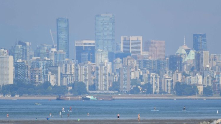 Un'immagine della città canadese di Vancouver avvolta dalla cappa di caldo record