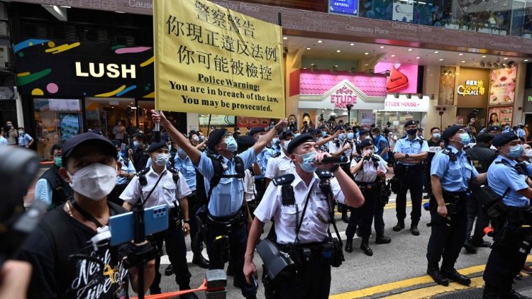 Полицията отказва разрешение за протестен митинг за 24-та годишнина от завръщането на бившата китайска колония под китайско управление. 1.7.2021
