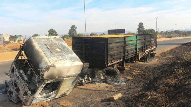 Ausgebrannter Lastwagen nach den Unruhen in Manzini am 30. Juni